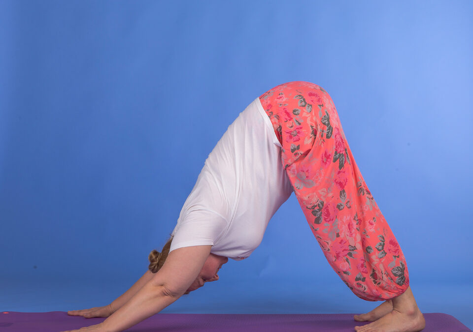 Gerincbarát jógagyakorló foglalkozás légzés fókusszal